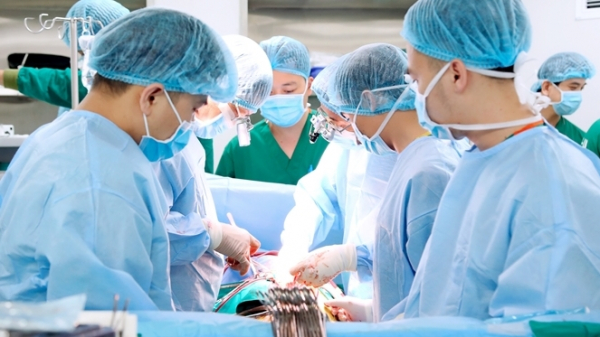 Các bác sĩ Bệnh viện đa khoa tỉnh Phú thực hiện ca phẫu thuật tim hở
